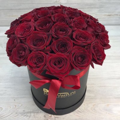 №110 Черная шляпная коробка из 29 роз
